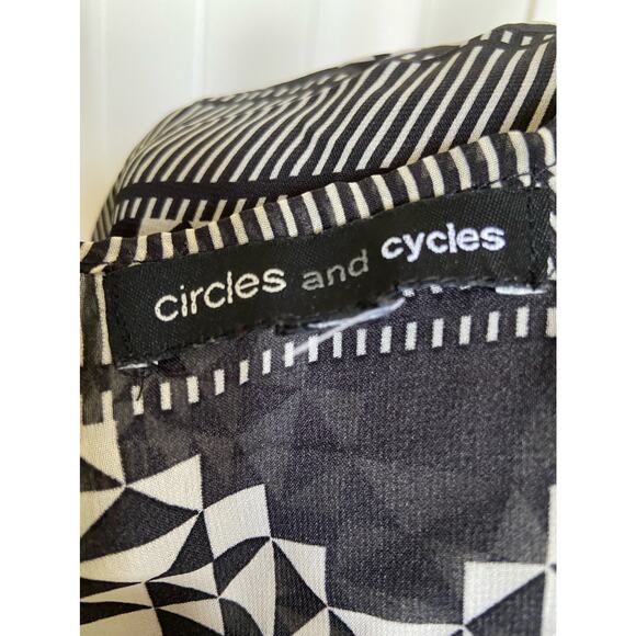 Circles and Cycles Womens Overpiece One Size Black Beige Geometric Open Front - Picture 6 of 6